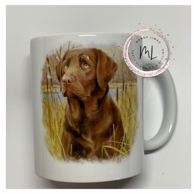 Caneca branca com imagem de cão Labrador castanho e logótipo Manga Limão.