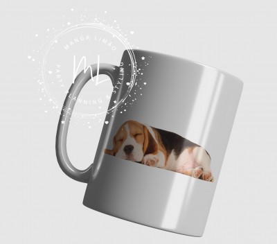 Caneca branca com imagem de cão beagle a dormir, alça e interior cinza prateado.