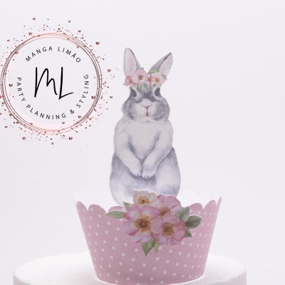 Topo de bolo com coelho decorativo e suporte rosa com bolinhas brancas