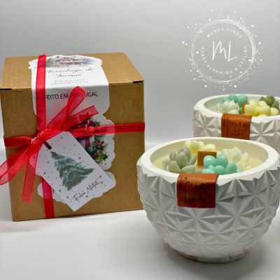 Velas decorativas em recipientes brancos texturizados e caixa embalagem com fitas e etiqueta de Natal