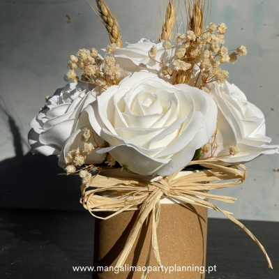 Arranjo de flores artificiais com rosas brancas e decoração natural