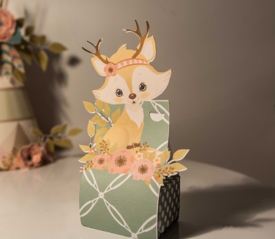 Caixa decorativa em papel com ilustração de veado e flores