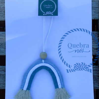 decoração artesanal de fios algodão em forma de arco-íris com franjas e etiqueta Quebra nós