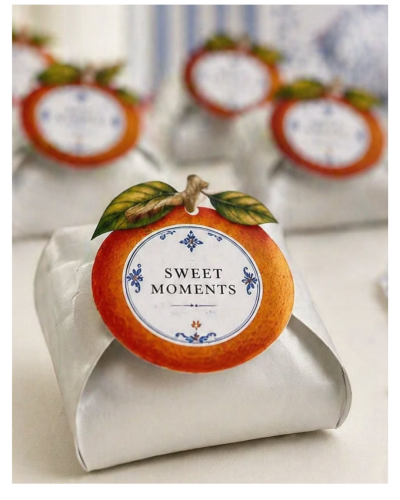 Pacote branco com etiqueta redonda decorada em laranja e texto SWEET MOMENTS