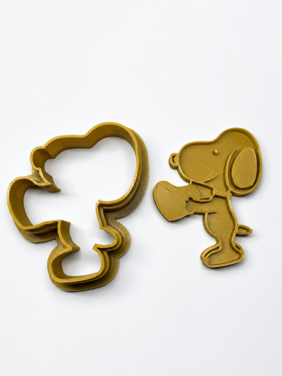 Cortadores de biscoitos amarelos forma Snoopy, plástico, fundo branco