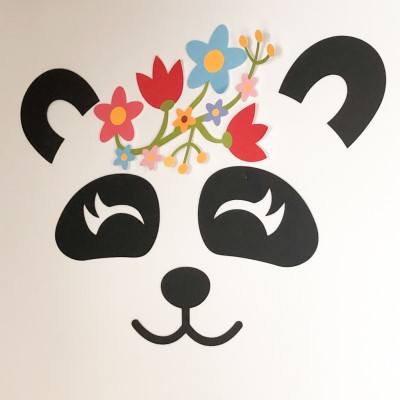 Adesivo decorativo de rosto de panda com flores na cabeça