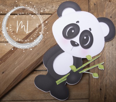 Figura decorativa de panda em material rígido segurando bambu sobre fundo de madeira