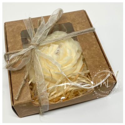 vela flor creme em caixa de cartão castanho com fita prateada