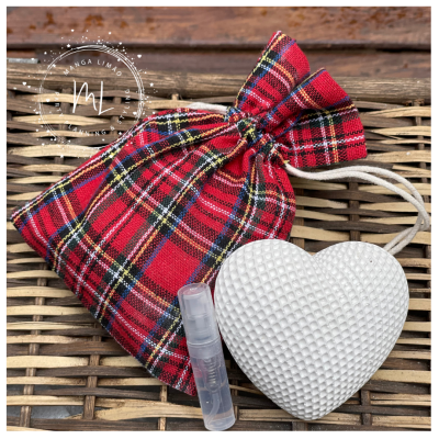 Saco xadrez vermelho com cordão, difusor coração branco e frasco spray transparente em vime