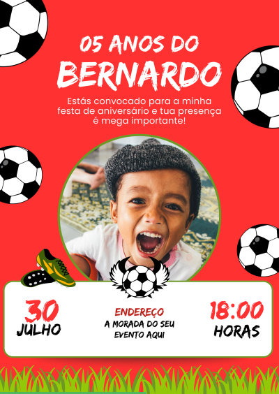 Convite de aniversário para criança com tema de futebol em fundo vermelho com bolas de futebol e texto