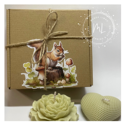 Caixa de cartão castanha com cordel e autocolante de esquilo, velas decorativas em forma de flor e coração