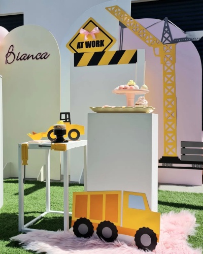 Decoração temática de construção com brinquedos e doces em mesa branca