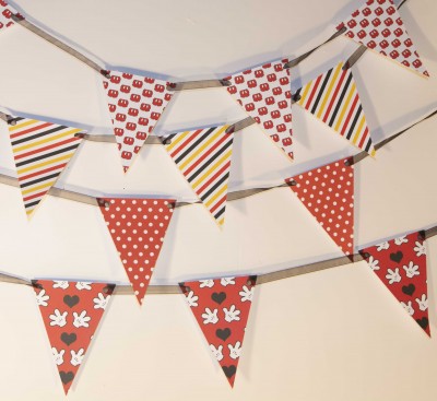 Varal de bandeirolas coloridas com padrões de riscas, bolinhas e mãos com orelhas de rato