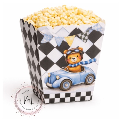 Caixa de pipocas com urso num carro azul e padrão preto e branco