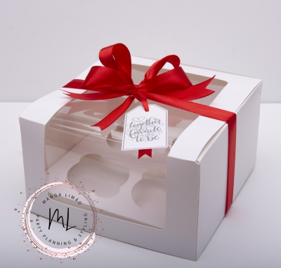 caixa branca para cupcakes com tampa transparente e fita vermelha