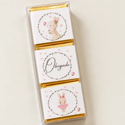 Três chocolates com embalagens decoradas com coelhos e texto Obrigado