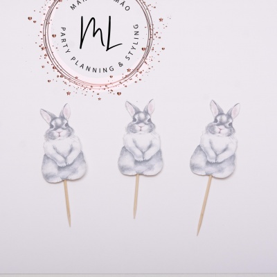 Toppers de coelho para bolos em fundo branco com logotipo decorativo