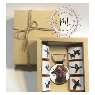 Conjunto de chocolates e porta-chaves numa caixa de papel kraft com corda e logo MANGA LIMÃO