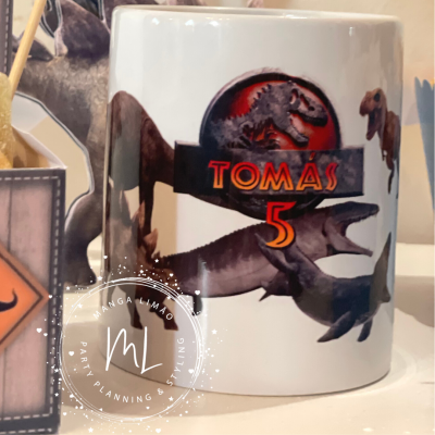 Caneca branca com design de dinossauro e texto TOMÁS 5.