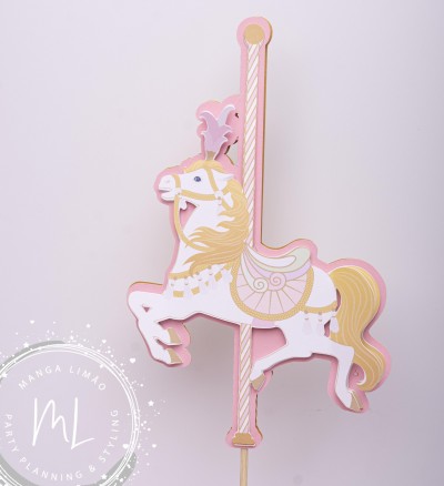 Cavalo de carrossel decorativo branco, rosa e dourado em mastro rosa