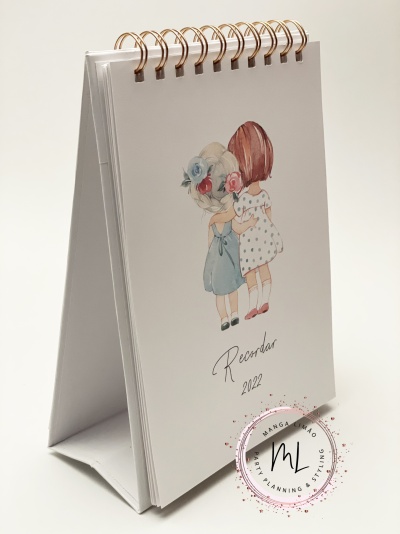 Calendário de mesa com ilustração de duas meninas e texto Recordar 2022