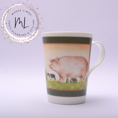 Caneca branca com desenho de porco e vacas na relva