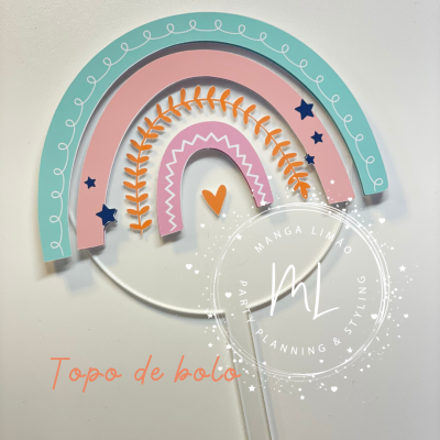 Topo de bolo arco-íris colorido com padrões e coração