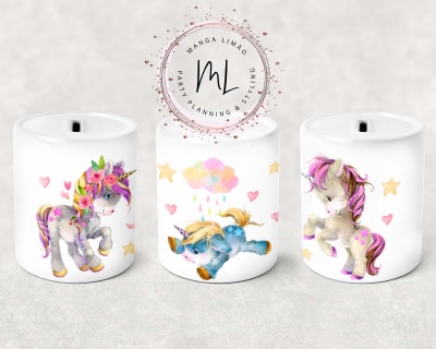 Três velas brancas com desenhos de unicórnios, nuvens, corações e estrelas