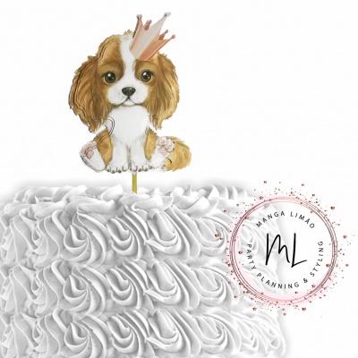 Topo de bolo com cachorro e coroa em bolo branco com rosetas