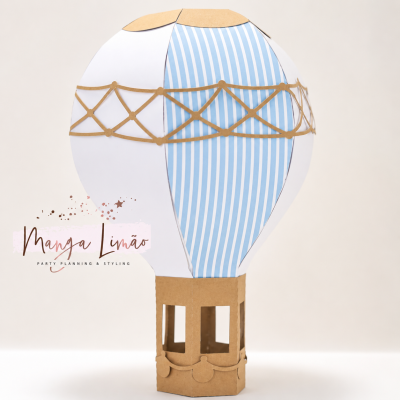 Balão de ar quente decorativo em papel azul e branco para decoração de festas e quartos infantis.