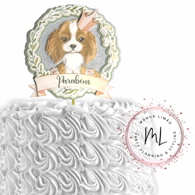 bolo branco com decoração floral de chantilly e topo de bolo com cão e a palavra Parabéns