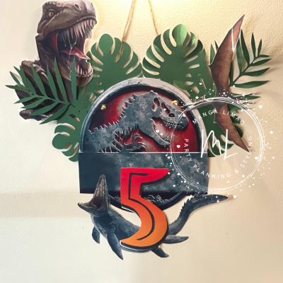 Decoração de parede temática de dinossauros com dinossauro, folhas e número 5