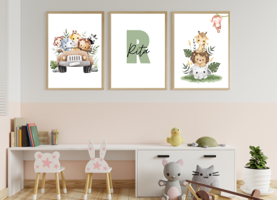 Três quadros decorativos na parede de uma sala infantil com mobília branca e cadeiras cor-de-rosa com padrões de coelhos e estrelas.