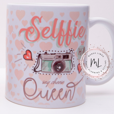 Caneca branca com padrão de corações rosa e texto 'Selfie Queen'