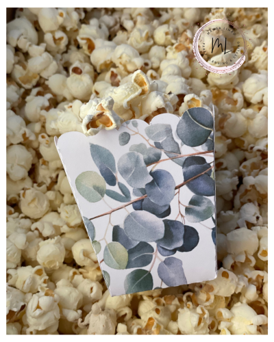 Caixa decorada com folhas sobre pipocas