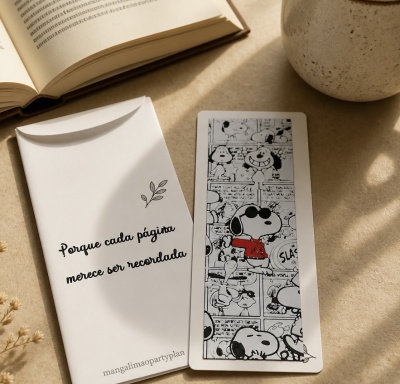 Marcador de página com desenhos do Snoopy em vermelho e preto sobre fundo branco e envelope com frase em português