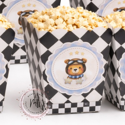 Caixas de pipocas preto e branco com desenho de urso piloto