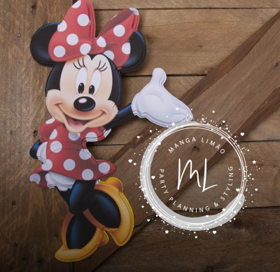 Figura recortada da personagem Minnie Mouse em madeira com fundo de madeira