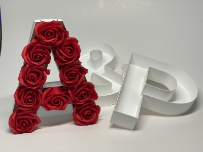 Letras decorativas em metal branco com rosas vermelhas artificiais