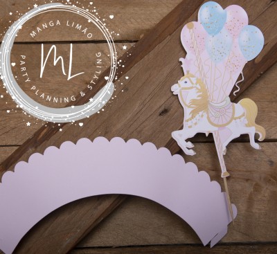 Conjunto decorativo para festa com coroa rosa de papel e topo de bolo com cavalo e balões