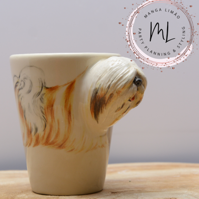 Caneca cerâmica com cão pintado e focinho em relevo