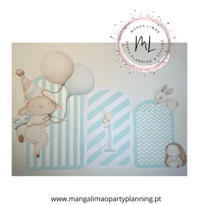 Decoração infantil azul com desenhos de animais, balões e número 1