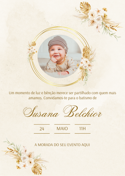Convite de batismo com foto de bebé e decoração floral dourada e branca
