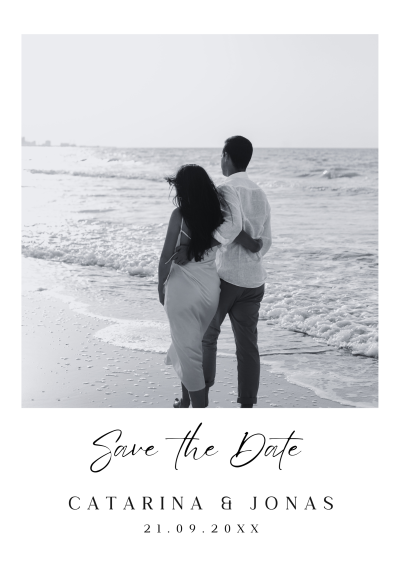 Convite de casamento preto e branco com casal na praia e texto Save the Date