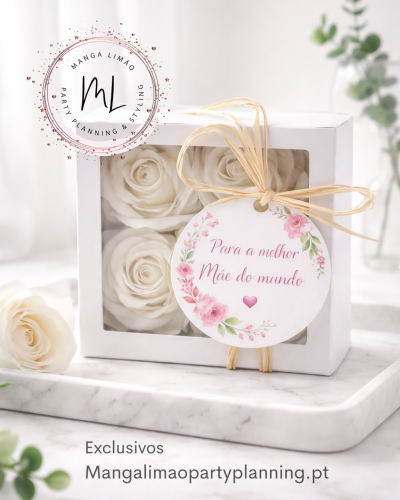 Caixa branca com flores brancas e tag decorativa para a melhor mãe do mundo