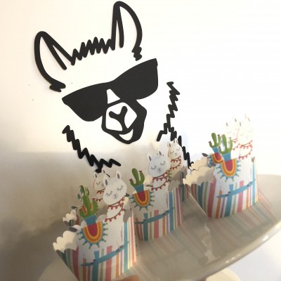 Suportes para doces com padrão de lhamas coloridas num prato branco e decalque de lhama preta na parede