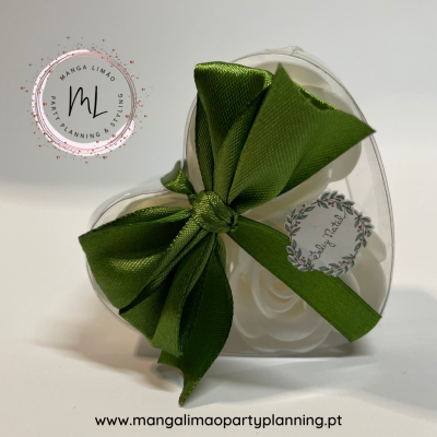 Caixa coração transparente com laço verde e flores brancas, etiqueta Flora Atelier