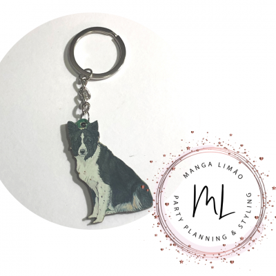 Chaveiro de cão preto e branco em madeira com anel metálico