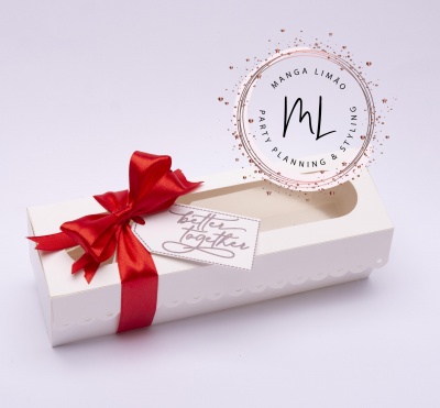 Caixa de cartão branca com janela e fita vermelha, etiqueta 'Better Together'