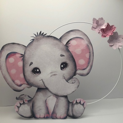 Decoração de elefante cinzento com orelhas rosa e flores de papel rosa